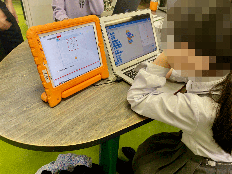 LITALICOワンダー(リタリコワンダー)ゲーム&アプリ プログラミングコースで集中して開発を進める女の子の生徒