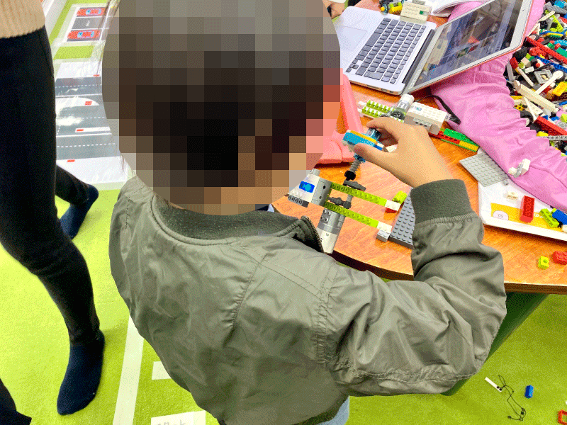 LITALICOワンダー(リタリコワンダー)のロボットクリエイトで集中して自由に開発する生徒