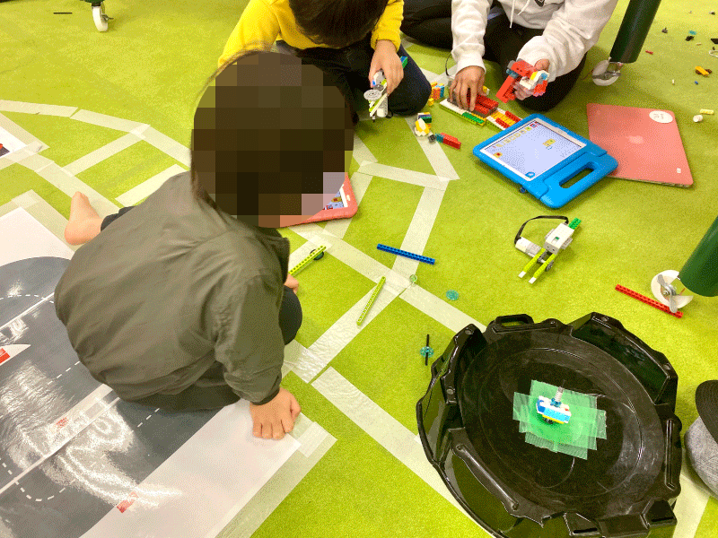 LITALICOワンダー(リタリコワンダー)のロボットクリエイトコースでメンター(先生)と一緒に開発する生徒